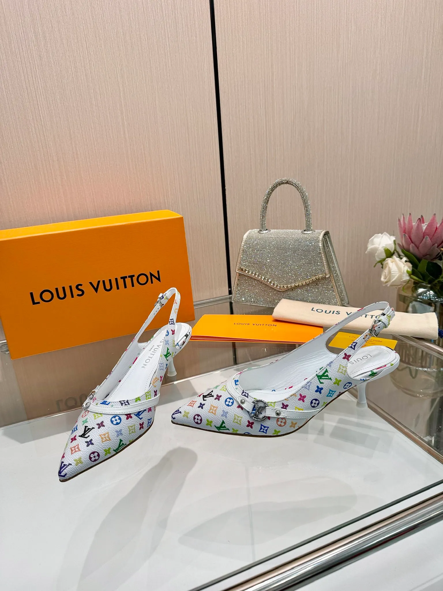 👟👟Ex-factory price 640👟👟Purchase level], Louis Vuitton 2025 official website early spring series! Perfect last shape, new pointed toe🆕, the official website is updated simultaneously. The small pointed toe is matched with a hollow leather strip and a small square buckle to adjust the elasticity. LV hardware "logo" is embellished. It is full of details and a visual feast. 💯It is difficult to conceal the elegant temperament of LV. It is comfortable and easy to wear, and full of femininity. The new original reverse mold last has the ultimate 1:1 shape, exquisite workmanship, and imported high-end fabrics showing exquisite texture! Fabric: Imported lambskin, cow patent leather/Presbyopia/denim. High-quality soft sheepskin lining. Feet: imported goatskin, Italian genuine leather outsole. 5.5 lacquered heels. Number of yards: 34-41 (34.40, 41, customization is non-returnable and non-exchangeable)
